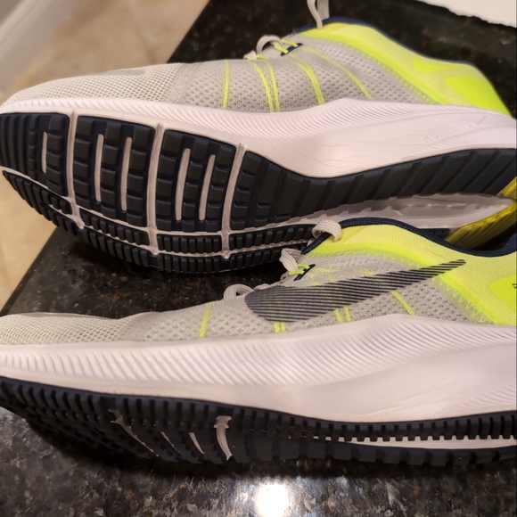 Men's Nike Running Sneaker - Picture 3 of 8